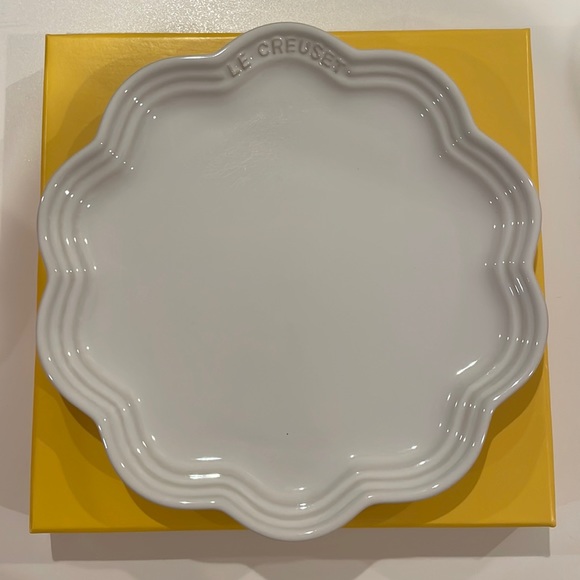 Le Creuset Dining New Le Creuset 22cm Frill Plate From The Flower